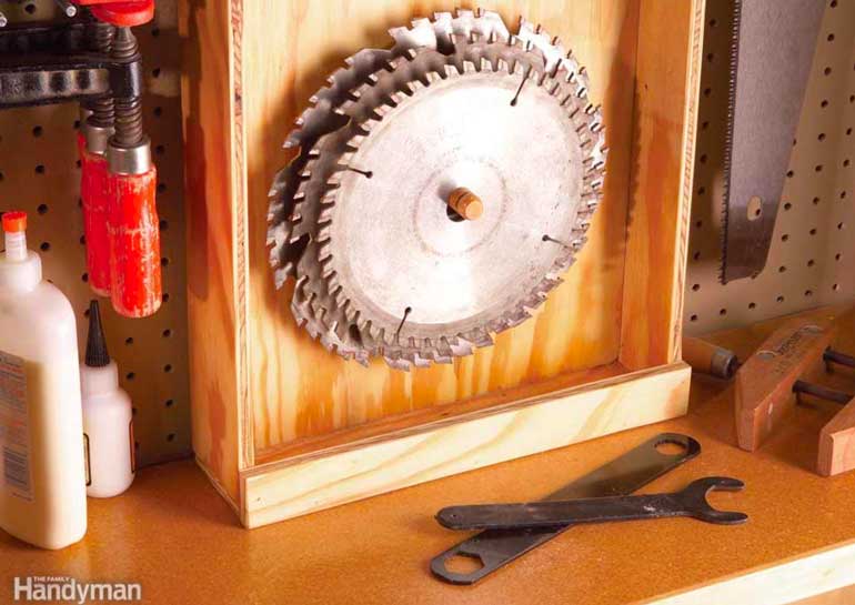 Saw blade roost