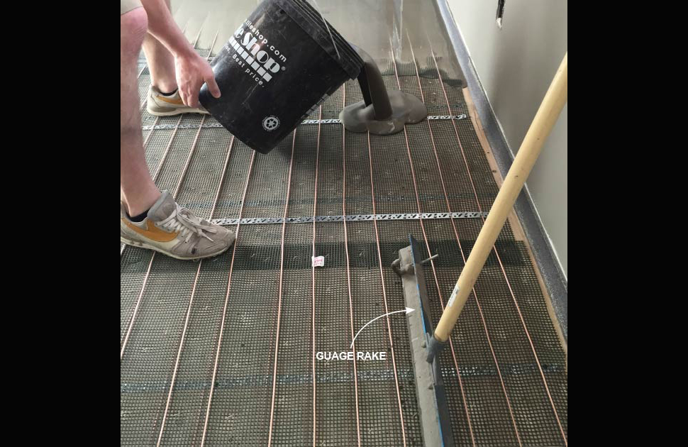 Move floor leveller with a gauge rake