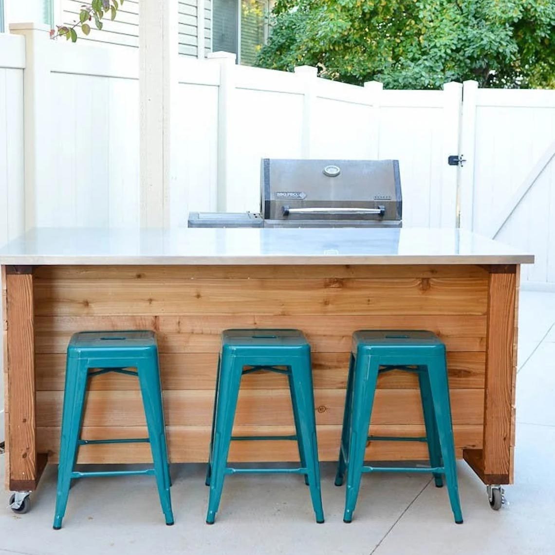 DIY outdoor kitchen bar island