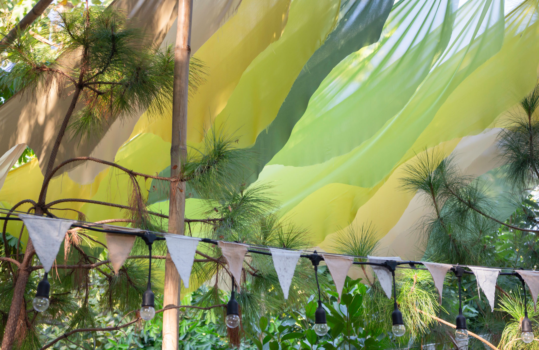 Construct hanging screens