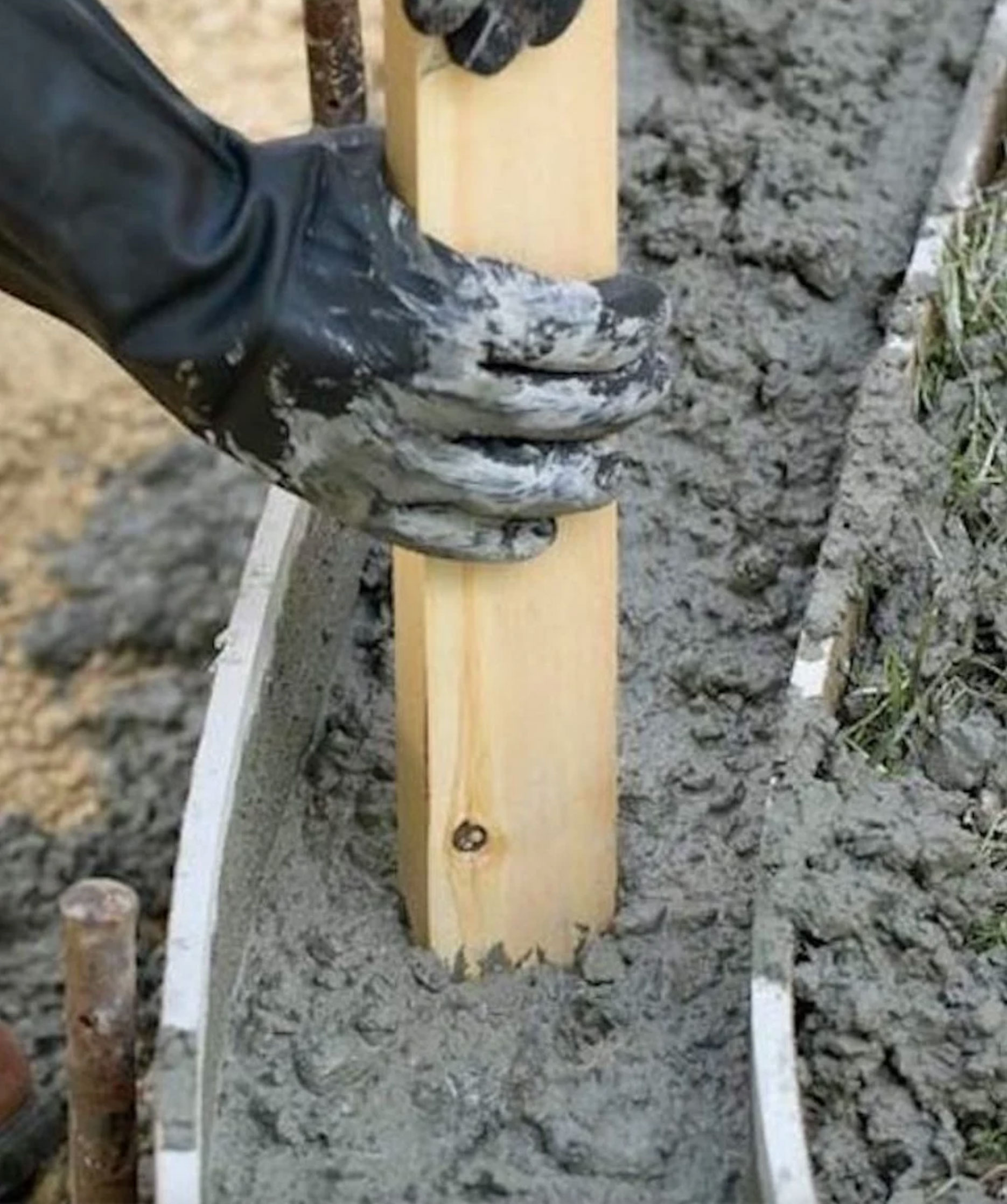 Plunge out the bubbles in the concrete