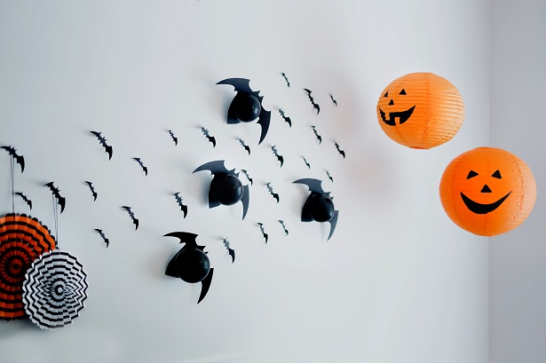 bat balloons, halloween decorations, awesome and inexpensive halloween ideas, 