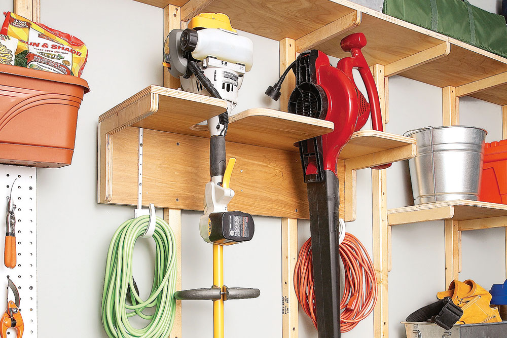 Как хранить триммер в гараже. Хранение триммера в гараже. Место для хранения триммера. Полка для триммера в гараже. 000.