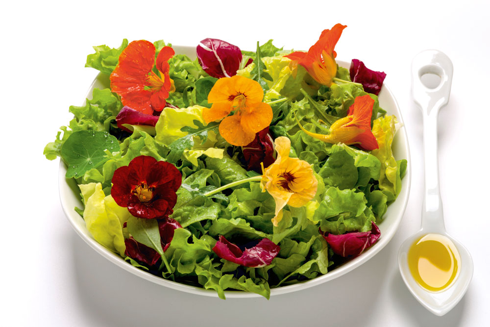flowers in salad 