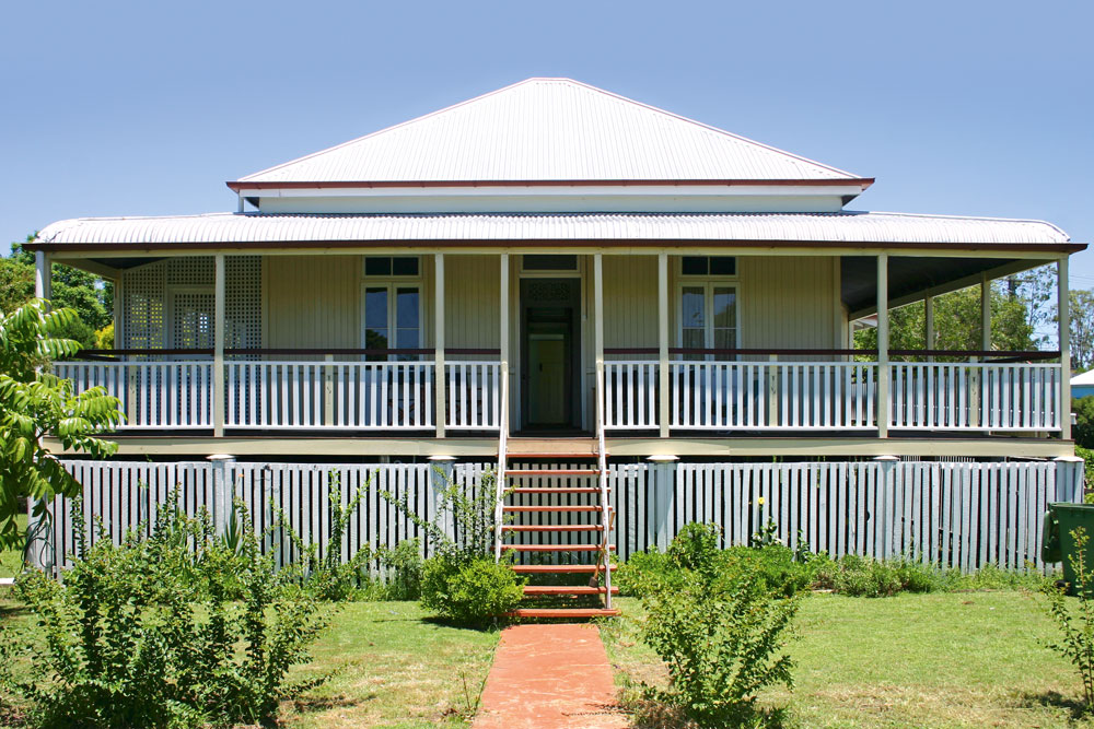 traditional country house, choose paint exterior colour, handyman magazine, 